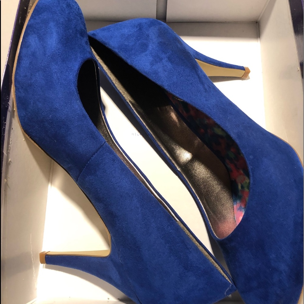 Blue pumps